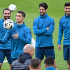 Cristiano Ronaldo juega con el balón ante la mirada de Carvajal, Isco y Asensio. DI MARCO