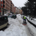 En las calles de Villablino todavía se acumula una gran cantidad de nieve