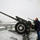 El presidente ruso, Vladimir Putin, inspecciona el arsenal de la fortaleza de Pedro y Pablo, en San Petersburgo.