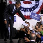 Obama saluda a sus seguidores antes de un discurso en Richmond, ayer