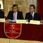 Javier Cepedano, en el centro, durante la presentación de las jornadas