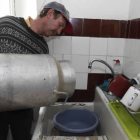 Manuel Castañón haciendo acopio de agua para fregar lante la falta de suministro.