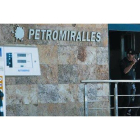 Agentes de la Guardia Civil, durante el registro de Petromiralles,el martes pasado.