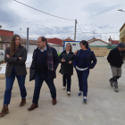 La delegada territorial, Ester Muñoz, y el alcalde la La Bañeza, Javier Carrera, han visitado el edificio de las antiguas escuelas de San Julián. JCYL