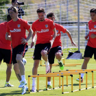 Los jugadores del Atlético,  durante el entrenamiento del equipo, ayer en Las Rozas. ZIPI