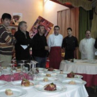 Miembros de Montañas del Teleno y los cocineros encargados de la degustación