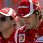 Felipe Massa y Fernando Alonso, en el «paddock», después de la clasificación.
