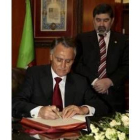 Cavaco Silva firmó en el libro de honor de la Universidad, ante Penas