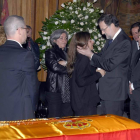 Rajoy da el pésame a Loreto, la hija de Isabel Carrasco