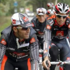 Alejandro Valverde entrena junto a sus compañeros de equipo, ayer, en Assen.