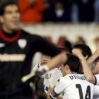 Los jugadores del Valencia celebran el triunfo ante Iraizoz.