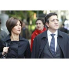 López llega hoy al parlamento con su mujer