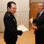 El comisario Laudino Álvarez entrega su diploma al oficial jubilado Antonio Carrete.