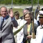 El Rey Juan Carlos es recibido ayer por la Reina Sofia a su llegada al aeropuerto de Punta Cana