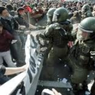 La policía intenta aplacar a los manifestantes más violentos