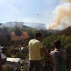 Vecinos de San Martín contemplan la columna de humo y la actuación de los helicópteros.