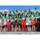 Foto de familia de los cuarenta alumnos de la tercera promoción de Fisioterapia. DL