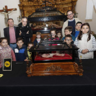 Autores de la pieza y miembros de la cofradía. L. DE LA MATA
