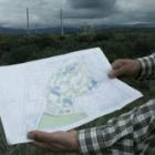 El pedáneo de Cabañas de la Dornilla, mostrando el plano del proyecto del campo de golf