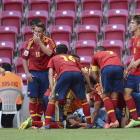 Los jugadores españoles, desconsolados tras producirse la derrota ante Uruguay.