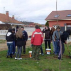 Los alumnos de Santa Marina del Rey, a la derecha, y los de Benavides de Órbigo, a la izquierda, rin