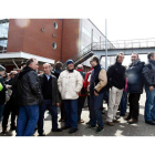 Empleados de Antibióticos ayer, ante la fábrica de la compañía en León.