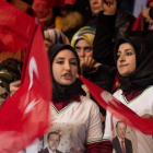 Dos mujeres con pañuelo y banderas turcas, en un mitin del partido gubernamental a favor del 'sí' en el próximo referéndum constitucional, en Ankara, el 25 de febrero.