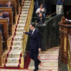 Mariano Rajoy vuelve a su escaño durante la intervención de Pablo Iglesias en la moción de censura.