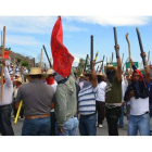 Profesores mexicanos cortan la autopista del Sol para defender sus reivindicaciones.