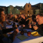 Más de doscientos comensales participaron en la cena medieval con el monasterio como marco.