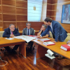 El alcalde muestra a Vázquez y Burón los planos del suelo. DL
