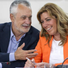 Griñán conversa con Susana Díaz en la reunión de ayer.