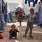 Niños desplazados desde Guta oriental, en Siria, juegan en un campo de refugiados en la ciudad de Atarib, cerca de Alepo.