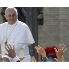 El papa Francisco saluda a los fieles antes de oficiar la misa solemne de inicio de su pontificado en la plaza de San Pedro en el Vaticano.