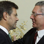 El nuevo ministro de Justicia, Rafael Catalá, recibe su cartera ministerial de manos de su antecesor en el cargo, Alberto Ruiz-Gallardón.