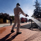 Un bombero desinfecta las calles de Pedrajas de San Esteban (Valladolid). R. GARCÍA