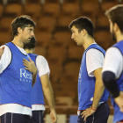 Jorge García Vega conversa con Dacevic, durante un entrenamiento del Ademar.