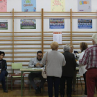 Unos ciudadanos votan en el colegio electoral de El Campo de la Cruz en Ponferrada.