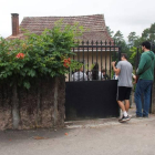 Varias personas ante la casa del hombre fallecido en Galicia