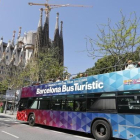 Turistas visitan la Sagrada Familia.