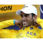 El español del equipo Astana Alberto Contador en el podio con el jersey amarillo de líder.