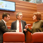 Tudanca, junto a los procuradores Javier Izquierdo y María Josefa Díaz-Caneja, ayer, en el Pleno.