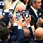 El papa Francisco, fotografiado por cientos de móviles en la última audiencia pública. ETTORE FERRARI