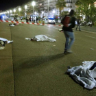 Cuerpos en el suelo después del atropello masivo en Niza, este viernes.
