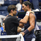 David Ferrer y Rafael Nadal se saludan, emocionados, tras la retirada del primero en Nueva York. /