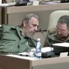 Fidel Castro conversa con su hermano Raúl, en una foto de archivo tomada en el Congreso