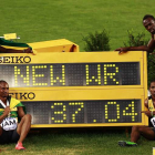 Nesta Carter, Usain Bolt, Michael Frater y Yohan Blake celebran su nuevo récord mundial.