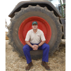 El mansillés David Rodríguez posa en la rueda de su tractor.