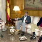 El ministro de Trabajo, Eduardo Zaplana, durante su conversación ayer con Méndez y Fidalgo