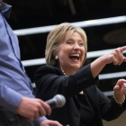 La candidata demócrata Hillary Clinton saluda al público en el segundo debate de los candidatos demócratas.